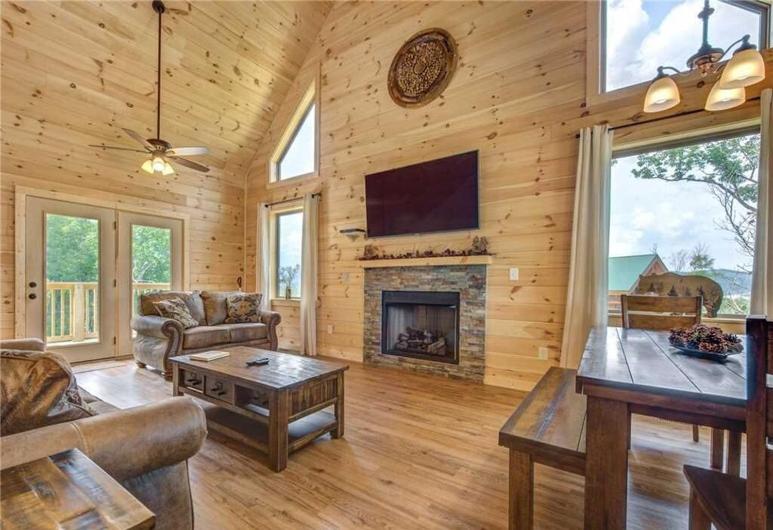 Walnut Ridge Cabin. Sleeps 7-11! Hot tub, pool table, minutes to downtown Gatlinburg!